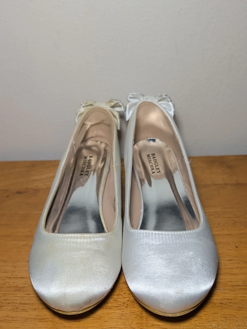 Badgley Mischka White Satin Low-Heel Shoes Rhinestone Bow Wedding Girls Size 2